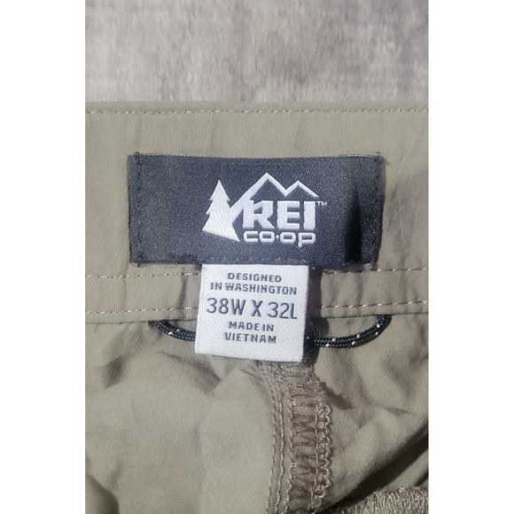REI Co-Op Mens 38x32 Relaxed Beige Sahara Convertible Cargo Pants Ankle Zip - Picture 3 of 14